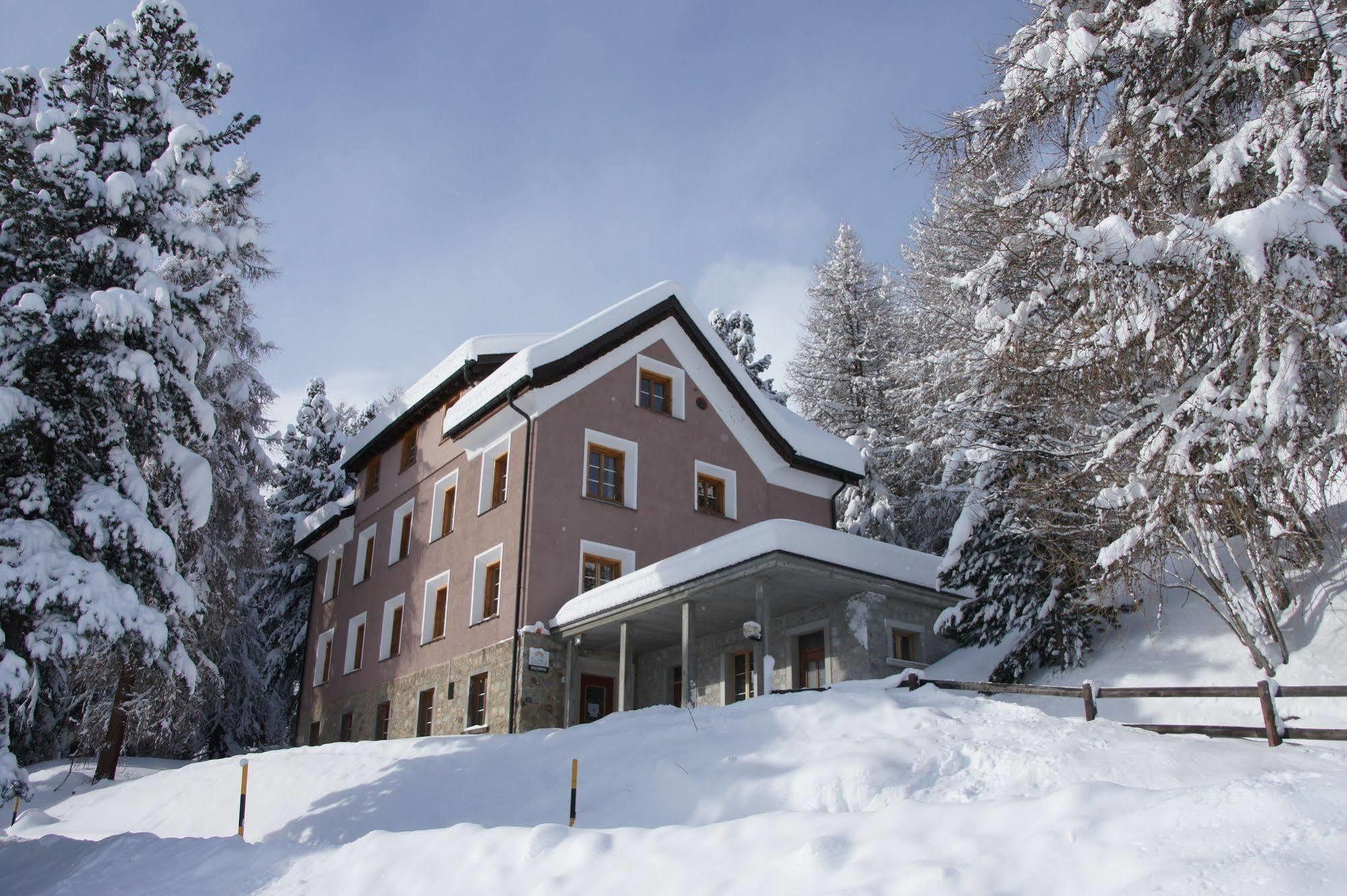 Hostel By Randolins St Moritz Exterior foto